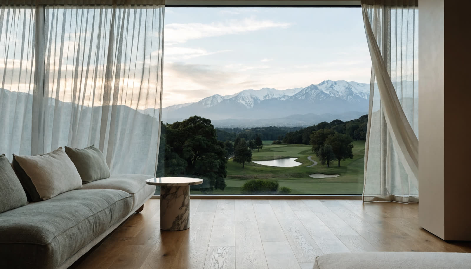 Ventanal de un departamento abierto al paisaje del club de golf