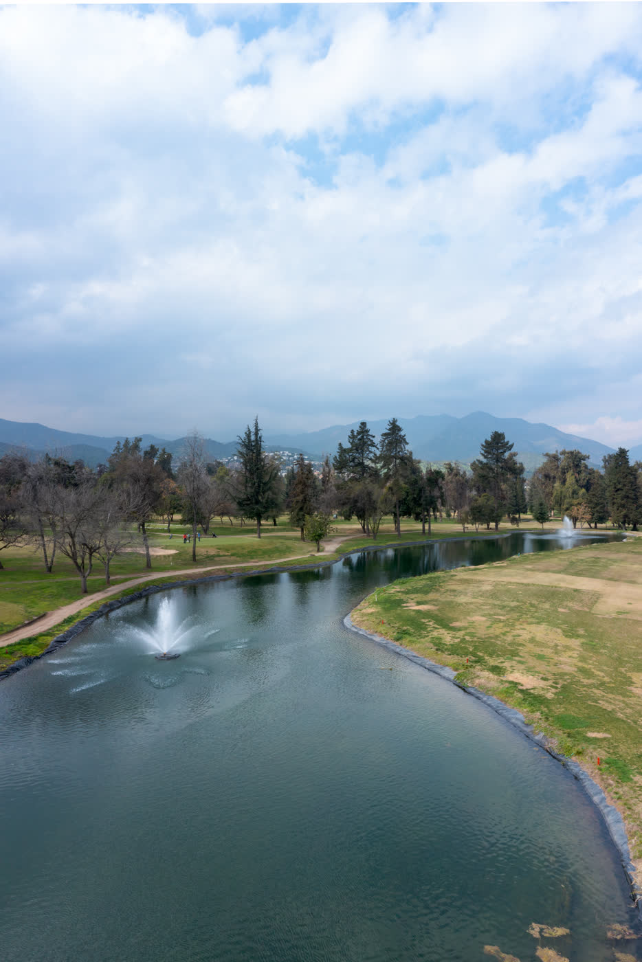 Panorámica real sobre el emplazamiento de Vista Golf II, con el green del Club de Golf y la cordillera